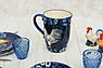 Глечик у темно-синьому кольорі з кераміки з малюнком птаха "Півень Індиго" Certified International, фото 8