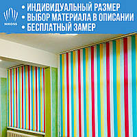 Жалюзі вертикальні на кухню на вікна зі світлої тканини в класичному стилі