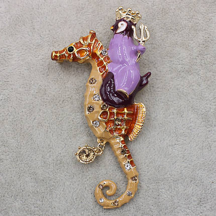 Брошка металева золотиста Морський Конек і Королівський Пінгвін кольорова емаль розмір виробу 90х40 мм, фото 2
