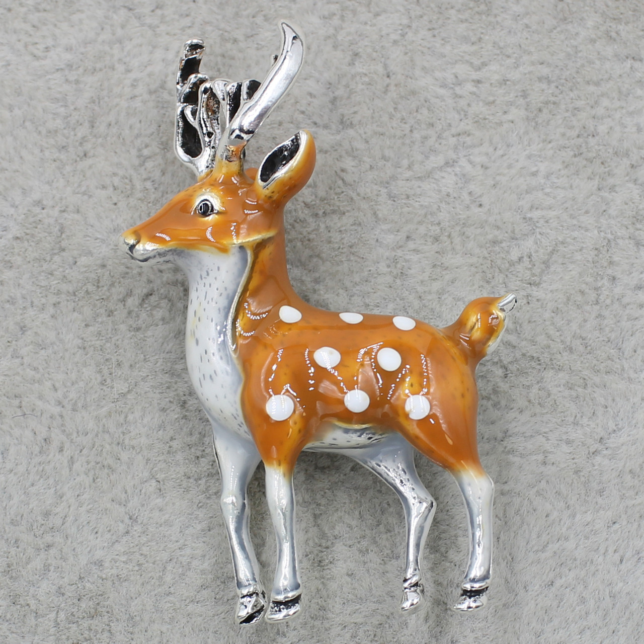 Брошка металева срібляста Олень Бембі покрита кольоровою емаллю розмір виробу 50х30 мм