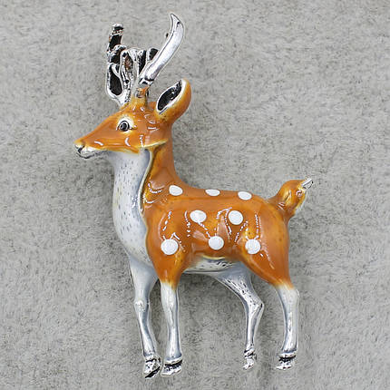 Брошка металева срібляста Олень Бембі покрита кольоровою емаллю розмір виробу 50х30 мм, фото 1