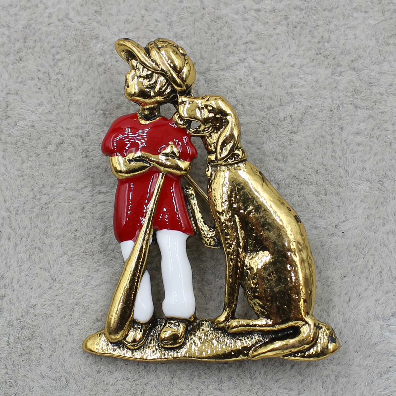 Брошка металева золотистий Хлопчик бейсболіст із Собакою покрита кольоровою емаллю розмір виробу 50х30 мм - фото 1 - id-p1546228720