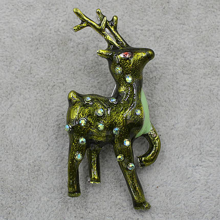 Брошка металева срібляста Різдвяний Олень у стразах покрита кольоровою емаллю розмір виробу 70х30 мм, фото 2