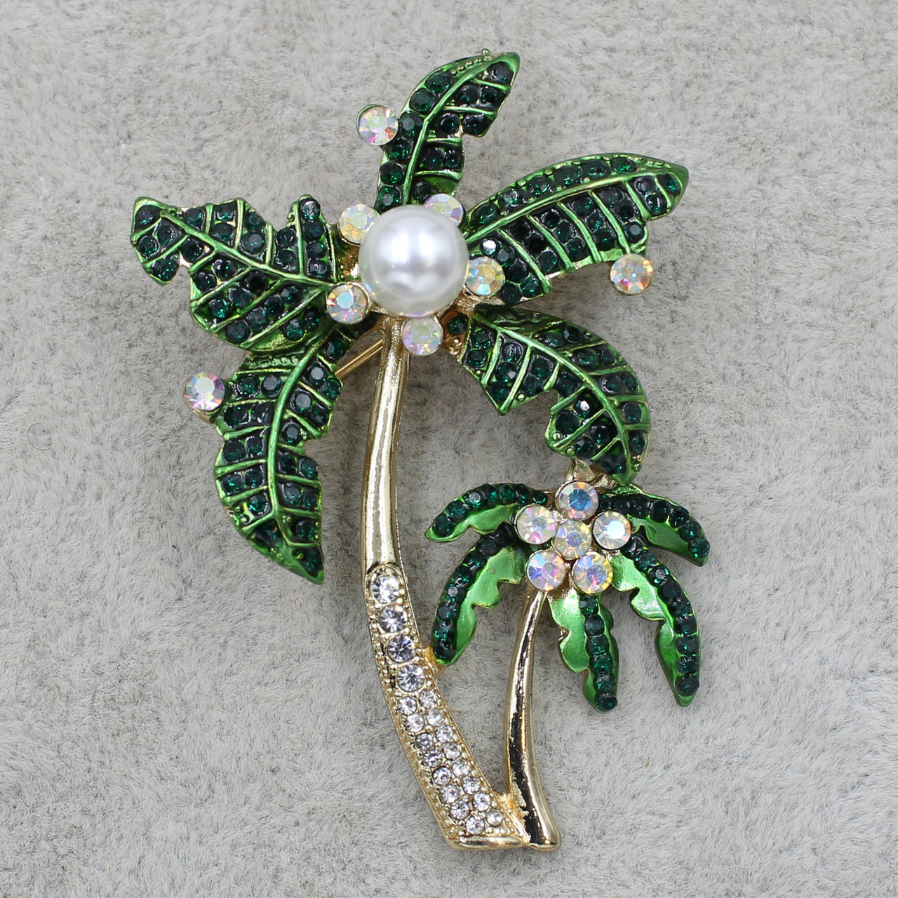 Брошка металева золотиста Пальми зі стразами, що переливаються, та перлиною розмір виробу 60х40 мм - фото 1 - id-p1546238356