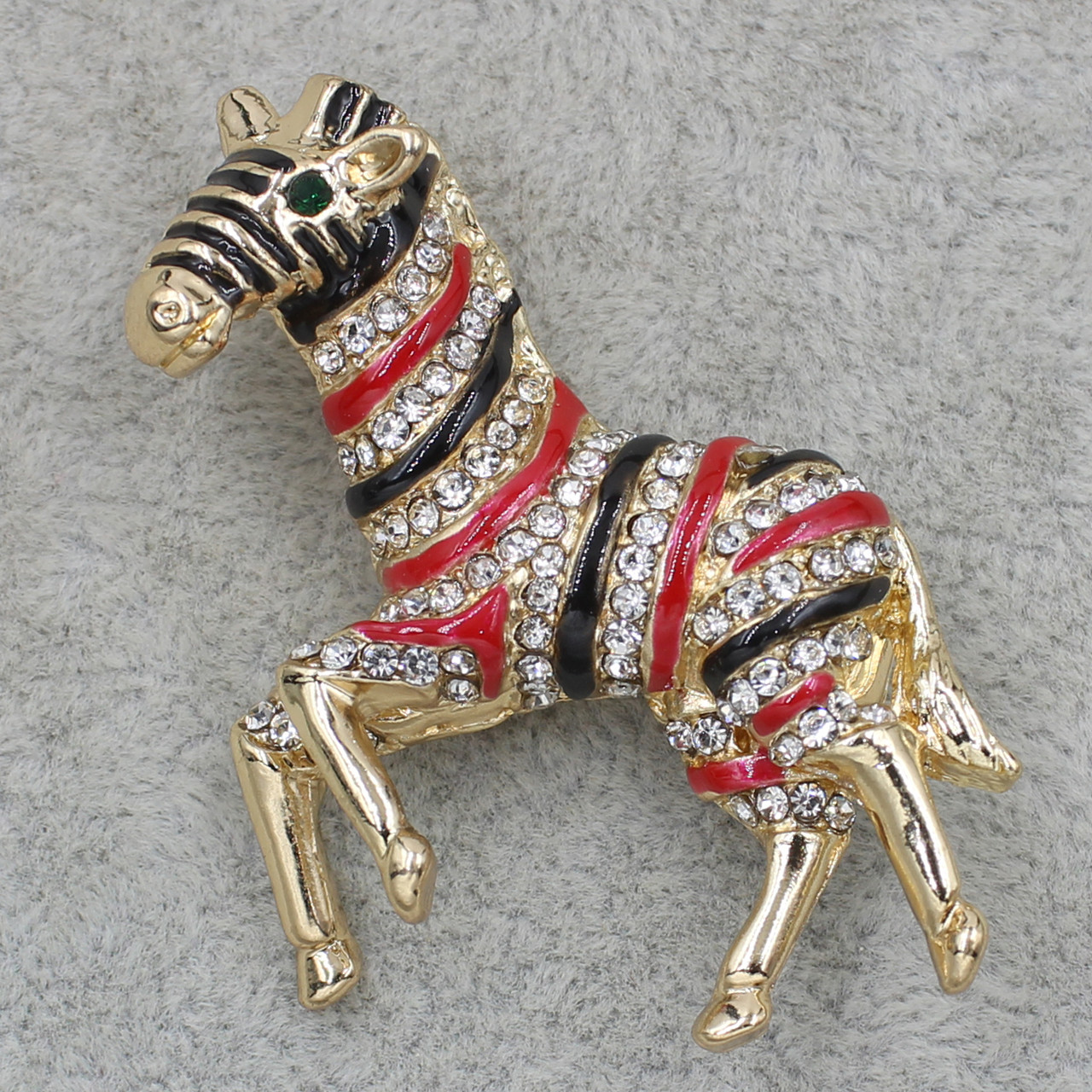 Брошка металева золотиста Зебра з кришталевими камінцями покрита кольоровою емаллю розмір виробу 40х40 мм