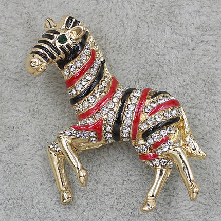 Брошка металева золотиста Зебра з кришталевими камінцями покрита кольоровою емаллю розмір виробу 40х40 мм, фото 1