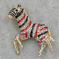 Брошка металева золотиста Зебра з кришталевими камінцями покрита кольоровою емаллю розмір виробу 40х40 мм