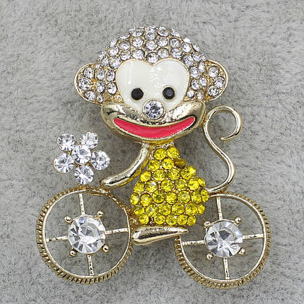 Брошка металева золотиста Мавпа на велосипеді з фіанітами розмір виробу 40х30 мм, фото 1