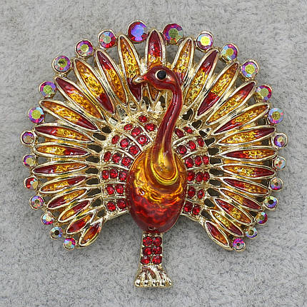 Брошка металева золотиста Павич у стразах покрита кольоровою емаллю розмір виробу 50х50 мм, фото 2