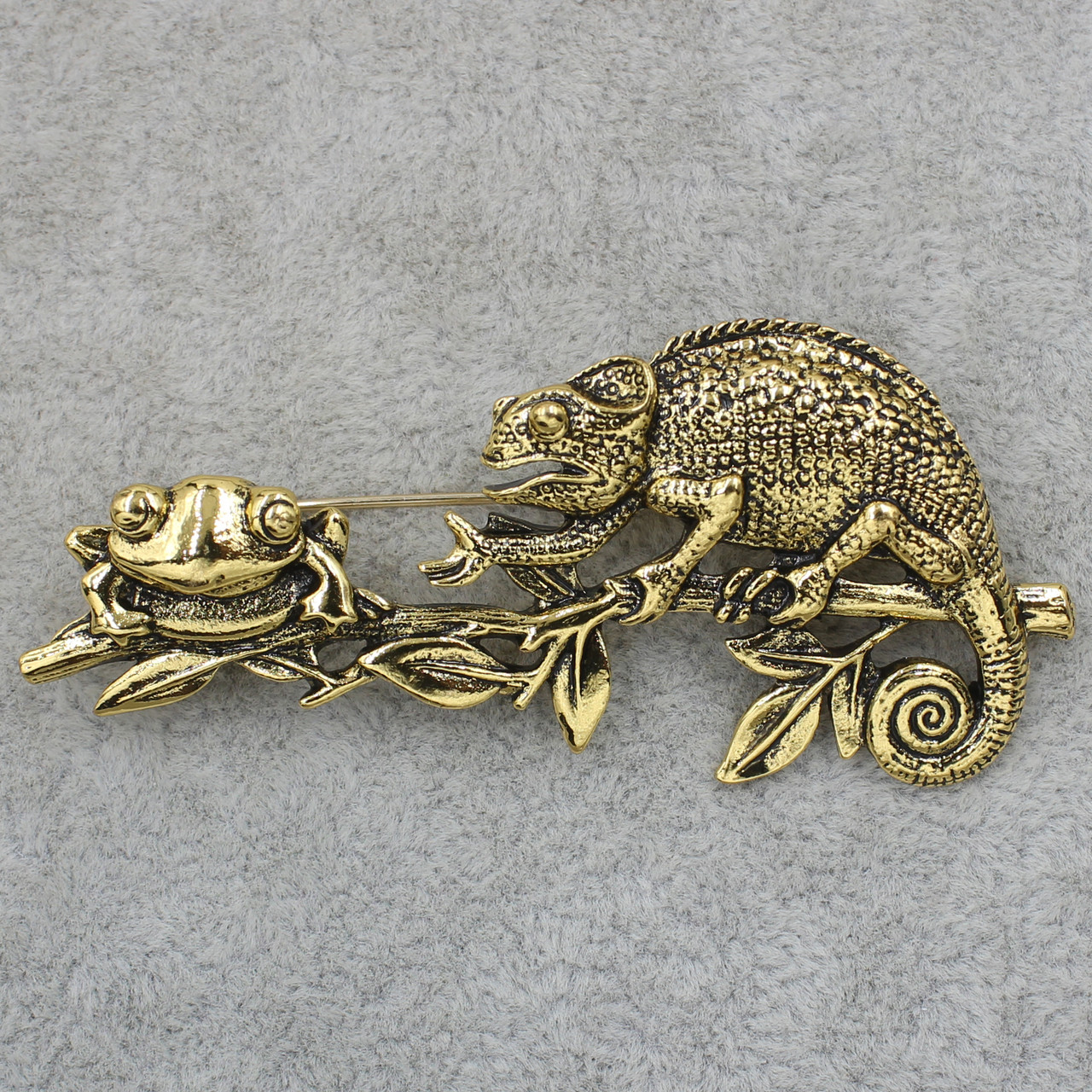 Брошка металева золотиста Хамелеон із жабою покрита кольоровою емаллю розмір виробу 70х30 мм