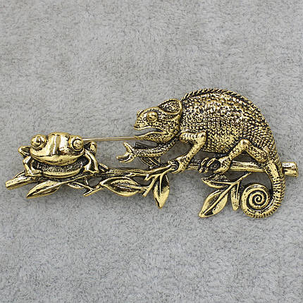 Брошка металева золотиста Хамелеон із жабою покрита кольоровою емаллю розмір виробу 70х30 мм, фото 1
