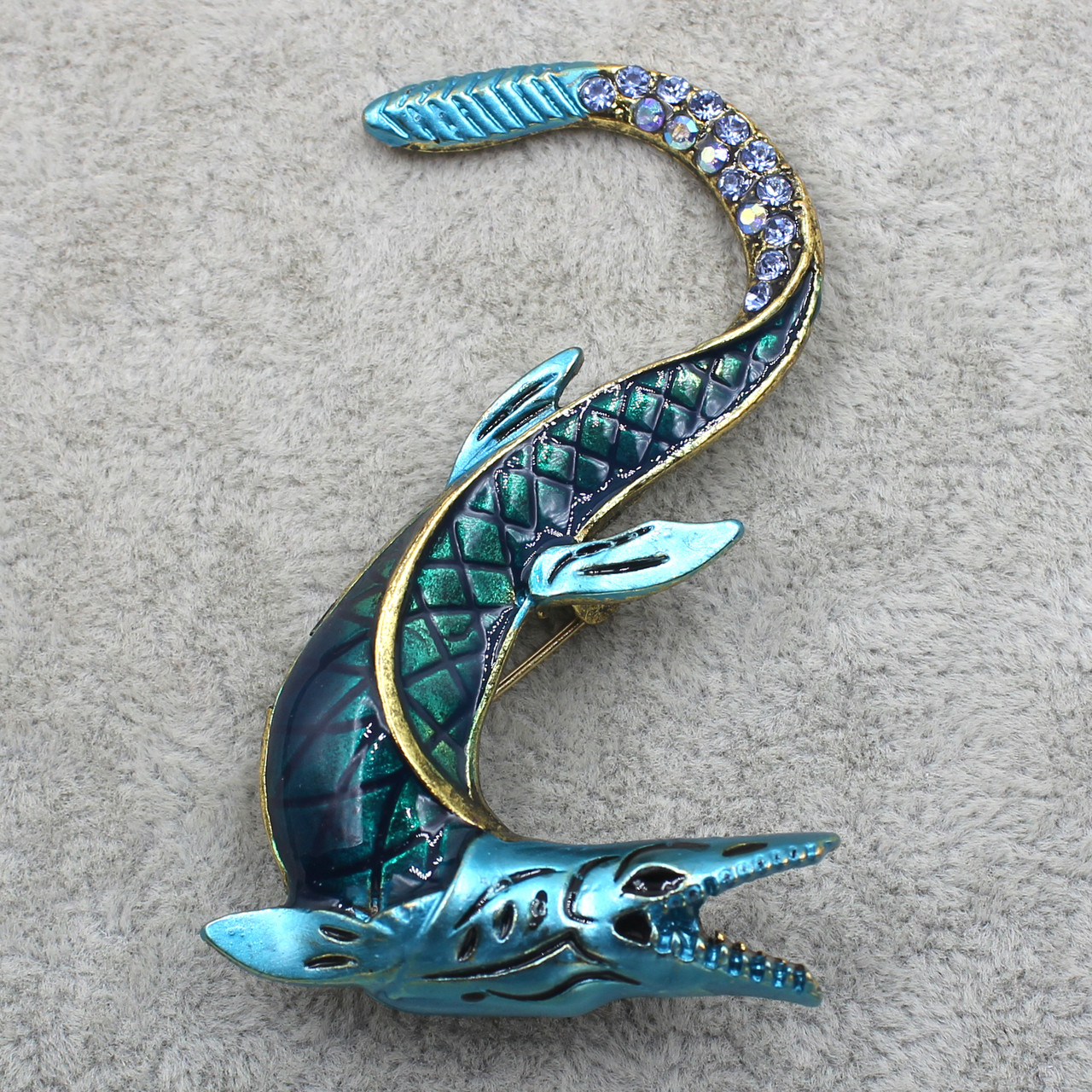 Брошка металева золотиста Риба покрита кольоровою емаллю в стразах розмір виробу 60х40 мм
