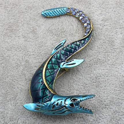Брошка металева золотиста Риба покрита кольоровою емаллю в стразах розмір виробу 60х40 мм, фото 1