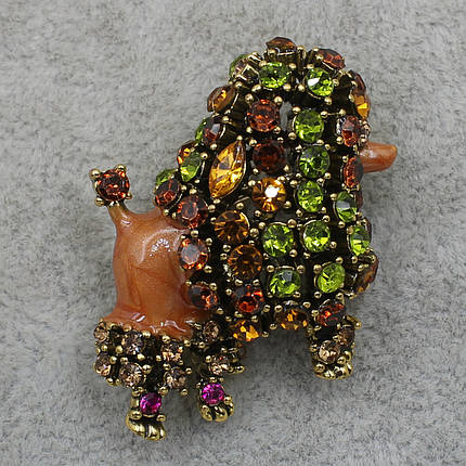 Брошка металева золотиста собака з фіанітами покрита кольоровою емаллю в стразах розмір виробу 40х30 мм, фото 1