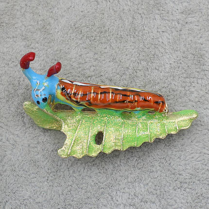 Брошка металева золотиста Гусениця на листочку покрита кольоровою емаллю розмір виробу 50х20 мм, фото 2