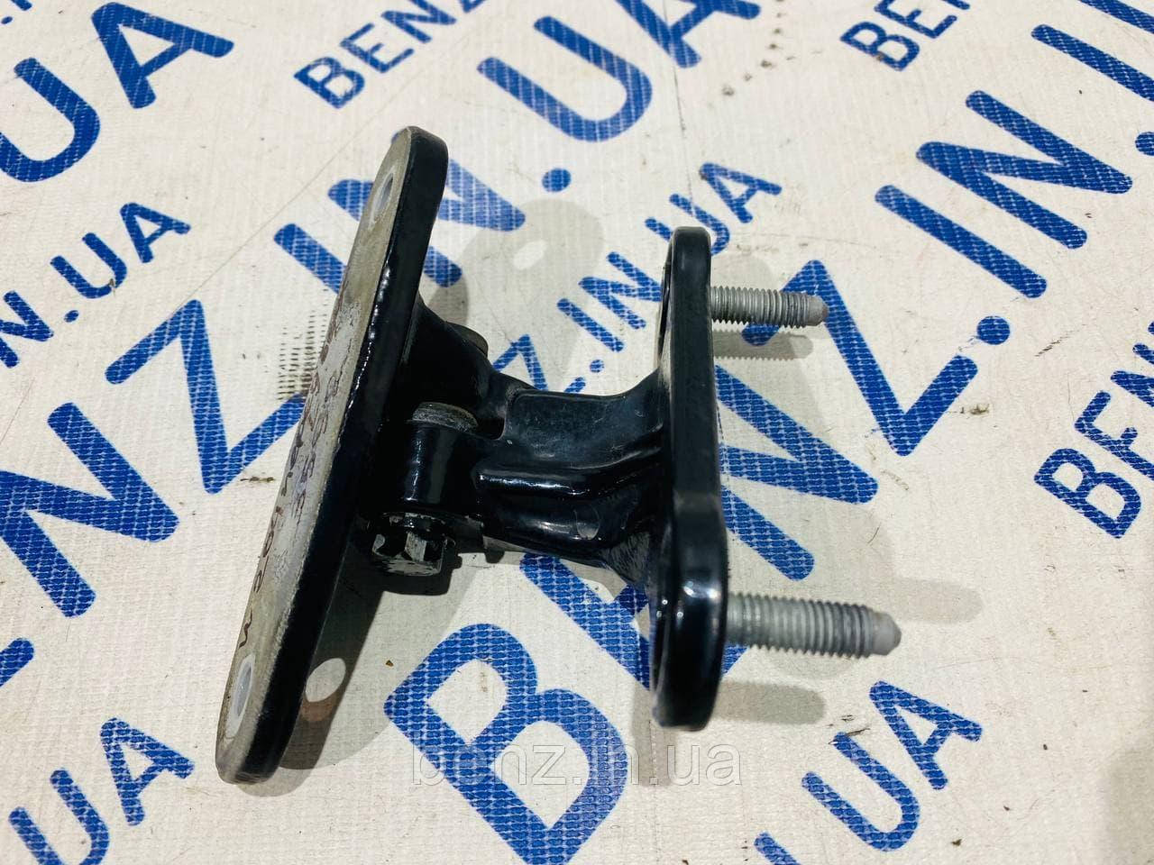 Петля двері передньої лівої зверху Mercedes W204, S204 A2047200137