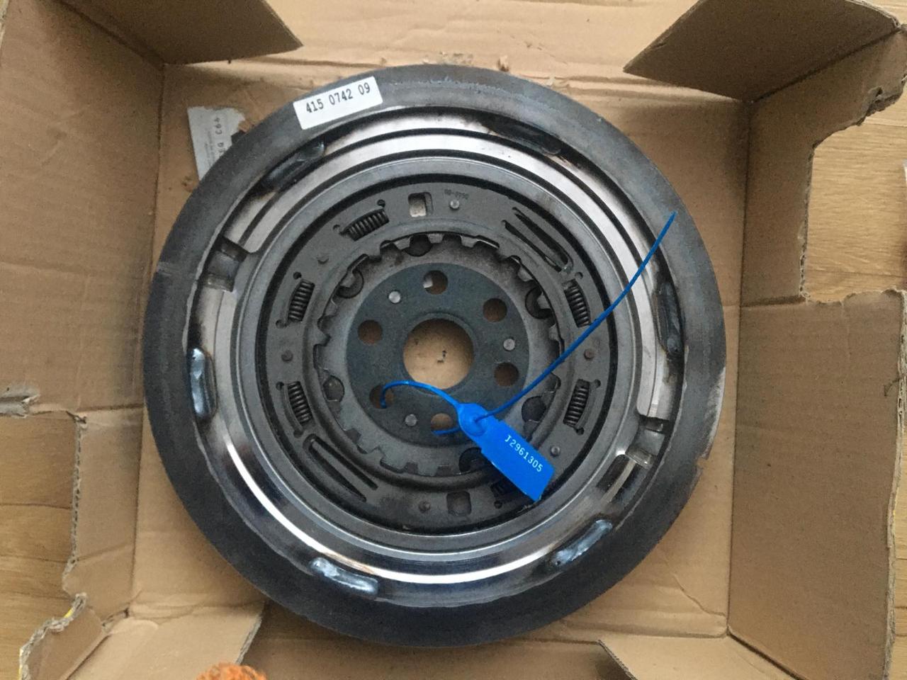 Двухмассовый маховик, демпфер LUK 415074209 ALFA GIULIETTA / FIAT 500 / TIPO / JEEP RENEGADE 1,6 D 15-, фото 1