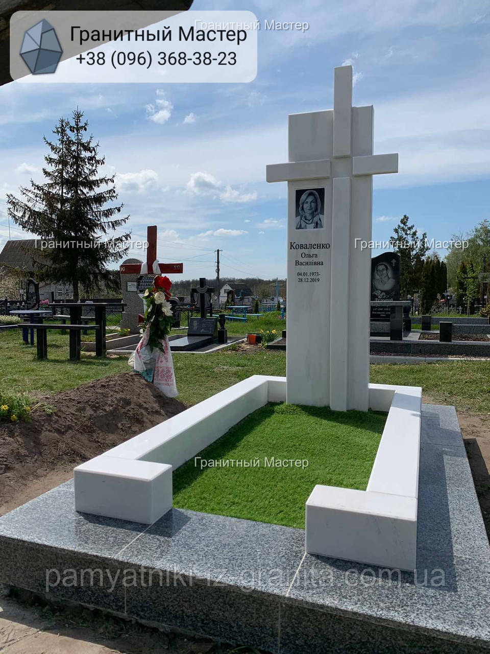 Одинарний пам'ятник з білого мармуру з хрестом та портретом № 15