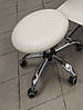 Табурет на колесах низький стільчик для майстра педикюру педикюрні стільці для салону краси мод., фото 4