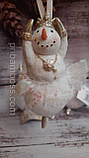 Фігурка декоративна підвіска Танцюючий сніговик, 10,5 см, 3 види, колір білий з шампанню , уп. 3 штуки, фото 5