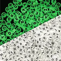 Намистини Finding Круглі плоскі букви англійські Білий світяться у темряві 7 мм Акрил Ціна за 100 штук Мікс
