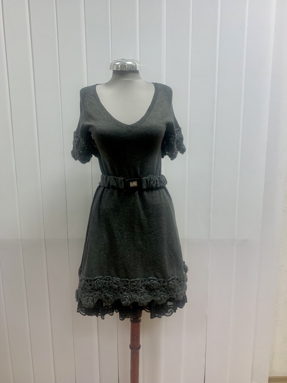 Плаття жіноче трикотажне сіре короткий рукав із пишною спідницею, фото 1