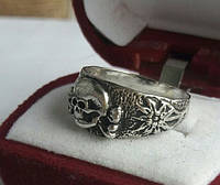 Кольцо с черепом серебряное.