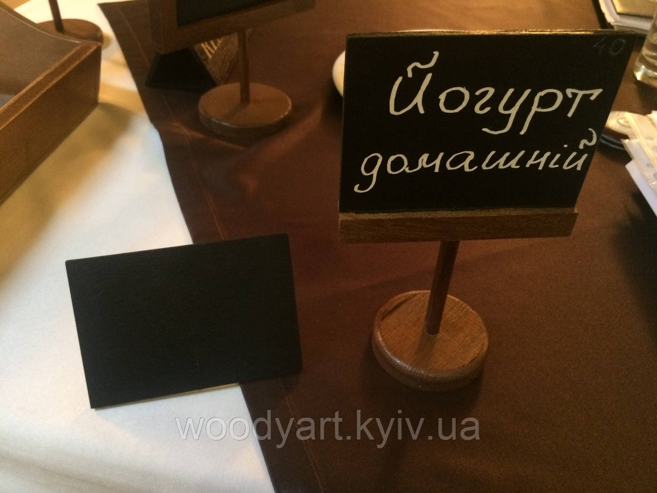 Крейдяний цінник на дерев'яній підставці (А7)