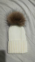 Шапка-біні в'язана, з хутряним помпоном з Єнота. Натуральний хутряний помпон. БЕЛАЯ
