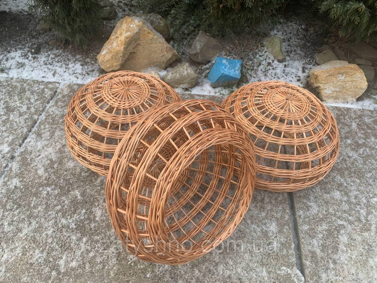 Плетена люстра у формі сплюснутої кулі