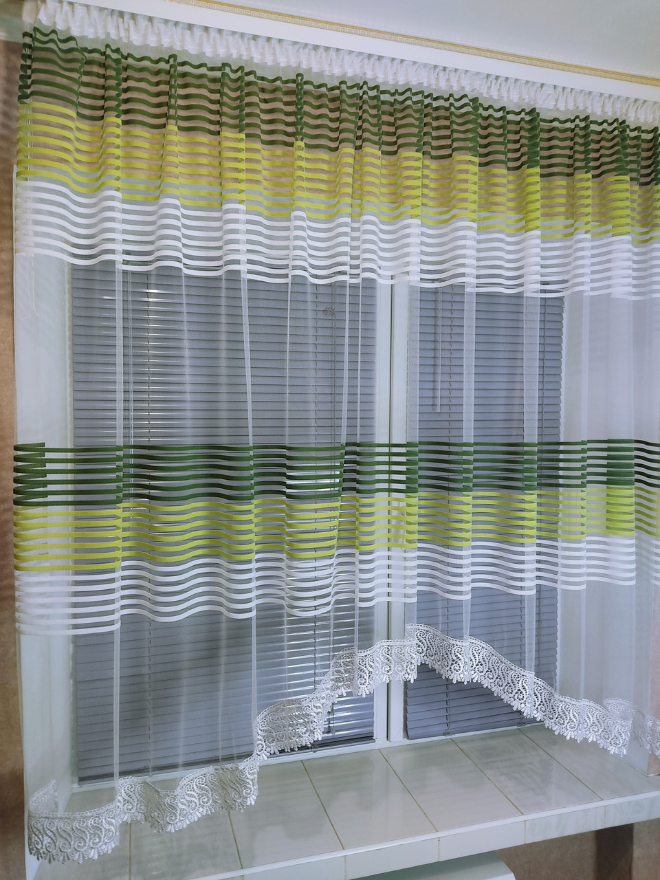 Кухонна фіранка у формі арки з невеликим макрамі