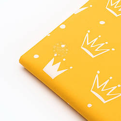 Клапоть бязі "Намальовані білі корони на жовтому тлі" №1335, розмір 41*80 см