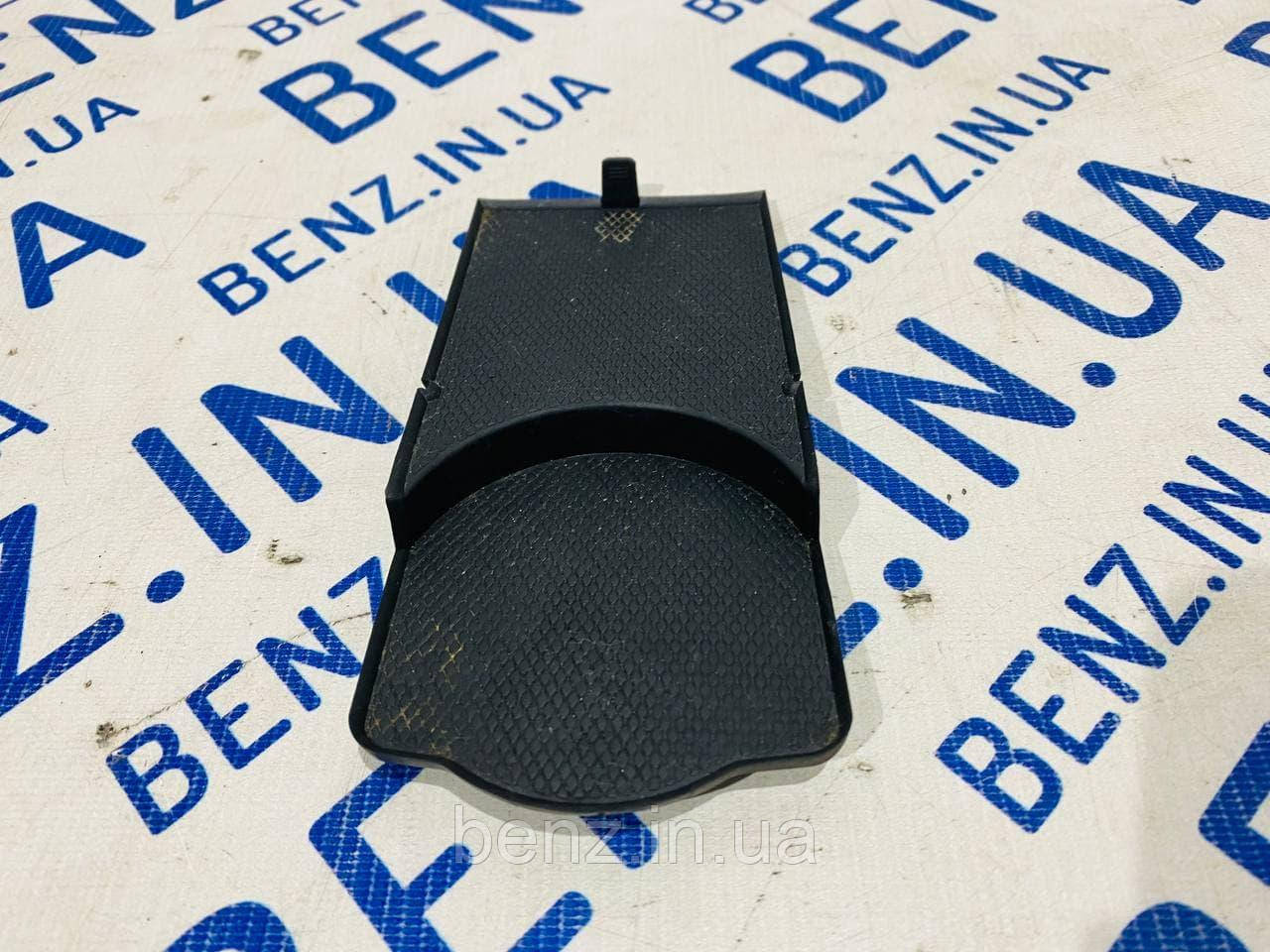 Килимок гумовий в центральну консоль Mercedes W204, C207, W212 A2046830294