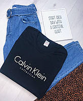 Женская чёрная футболка с принтом "Calvin Klein"