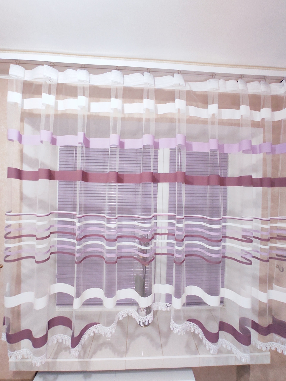 Кухонна фіранка з горизонтальними смугами та невеликим макрамі, у формі арки