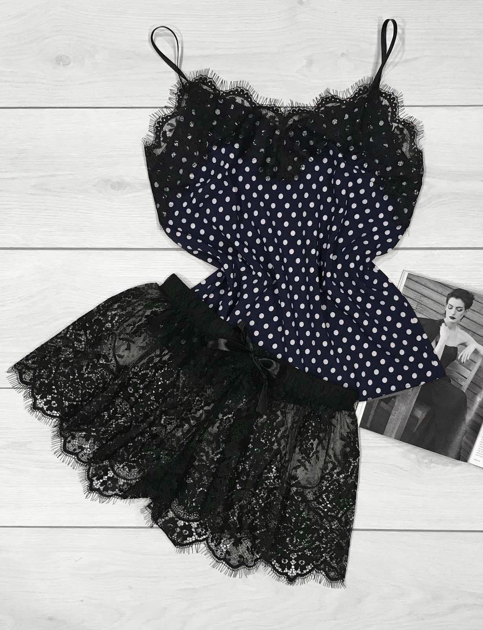 Майка в горошок + мереживні шорти.