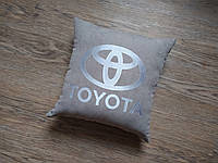Авто Подушка з вишивкою логотипу марки Тойота Toyota сірий подарунок автомобілісту 00183