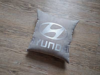 Авто Подушка c вышивкой логотипа марки хендай хюндай Hyundai серый подарок автомобилисту 00184