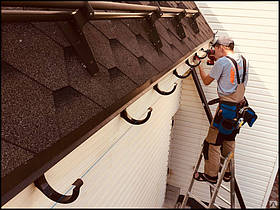 Монтаж водостічної системи з металу — встановлення зовнішнього водостійкого ПВХ для покрівлі будинку під ключ