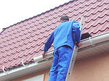 Монтаж водостічної системи з металу — встановлення зовнішнього водостійкого ПВХ для покрівлі будинку під ключ, фото 5