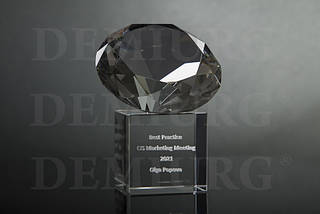 Діамант зі скла д.80мм на кубічній підставці з лазерним гравіюванням