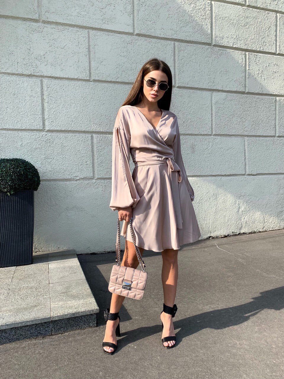 Шовкове плаття до коліна на захід із високою талією й декольте БІЖОВИЙ 42-46, фото 1