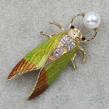 Брошка металева золотиста Жук із перлами та камінцями покритий кольоровою емаллю розмір виробу 50х20 мм, фото 2