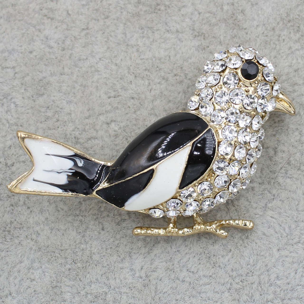 Брошка металева золотиста Пташка зі стразами покрита кольоровою емаллю розмір виробу 40х30 мм