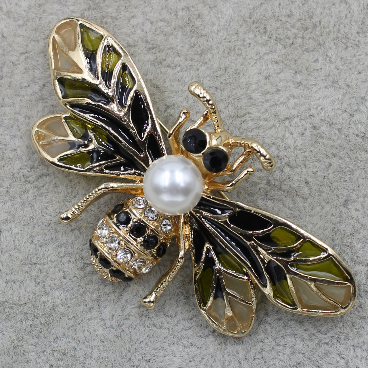 Брошка металева золотиста Шміль із перлами покрита кольоровою емаллю розмір виробу 50х30 мм