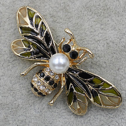 Брошка металева золотиста Шміль із перлами покрита кольоровою емаллю розмір виробу 50х30 мм, фото 1