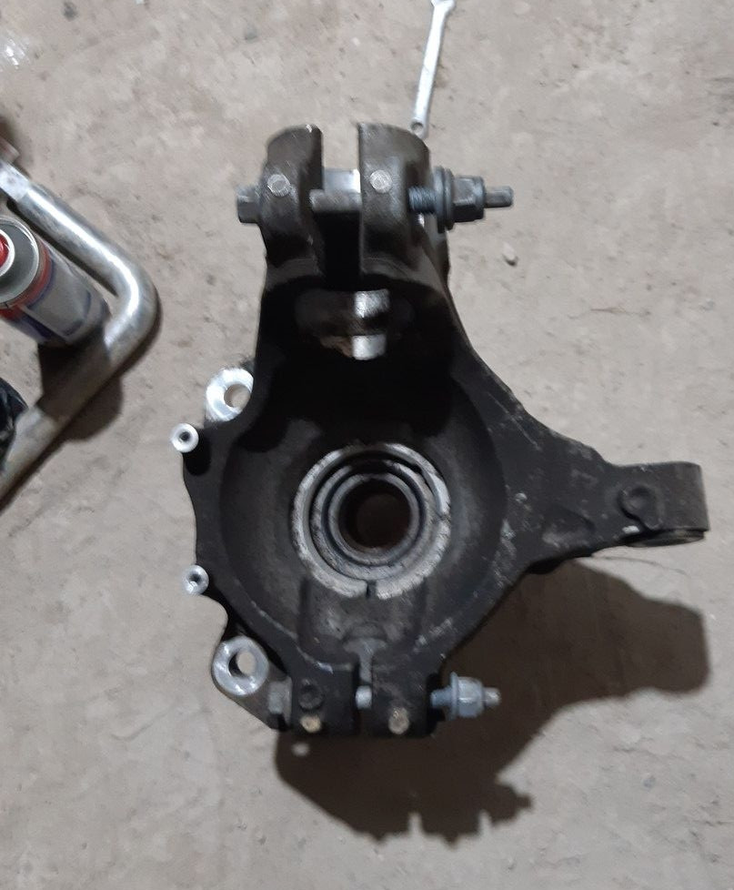 K8D23K206AD LR140538 J9C26515 Цапфа передня права Jaguar Range Rover