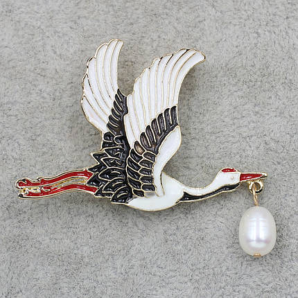 Брошка металева золотиста журавель із перлиною покрита кольоровою емаллю розмір виробу 60х40 мм, фото 1