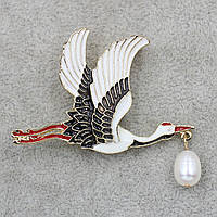 Брошка металева золотиста журавель із перлиною покрита кольоровою емаллю розмір виробу 60х40 мм