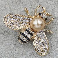 Брошь металлическая золотистая пчела с хрустальными камушками и жемчужиной размер изделия 35х40 мм